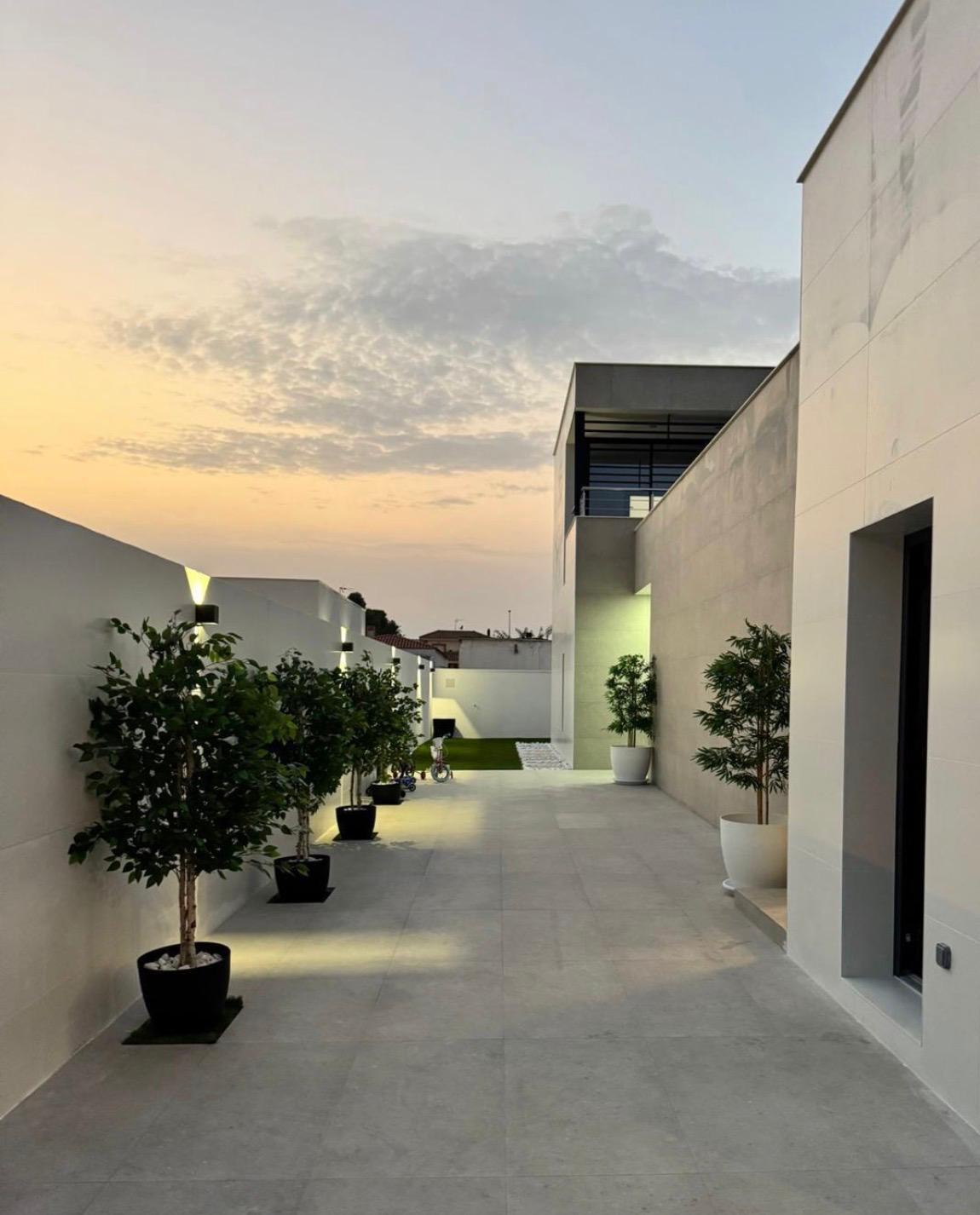 Patio exterior de vivienda reformada por PAX Estudio de Reformas en Castellón