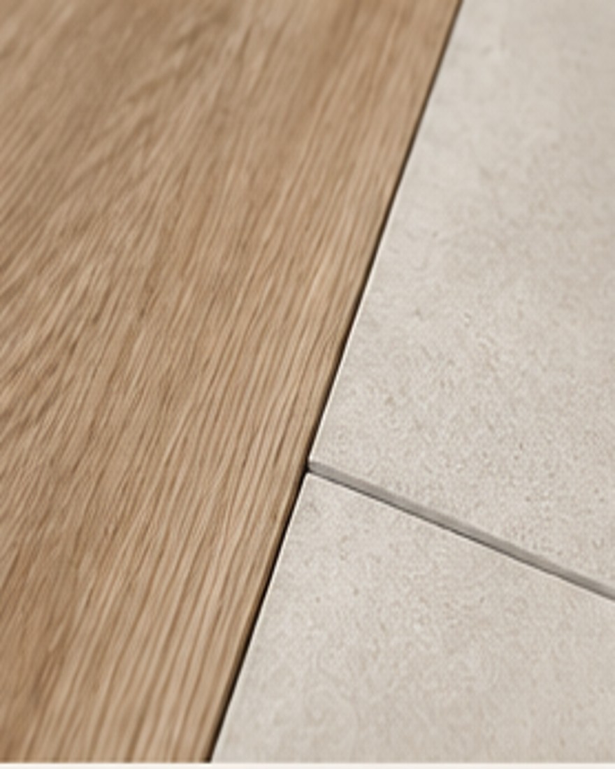 Encuentro entre suelo de madera y pavimento cerámico resuelto a ras